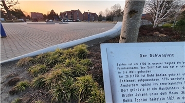 Der Bohlenplatz in Schiffdorf soll nun endlich wieder aufblühen: Auf dem angrenzenden Grundstück (oben mittig im Bild) soll ein Gebäude mit Platz für Gewerbe und Wohnungen entstehen.