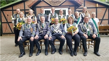 Der Boitzener Hofstaat 2024. Vordere Reihe (v.l.): Eckhard Schneider, Florian Brunkhorst, Rainer Klindworth, Ines Klindworth, John Dankers. Hintere Reihe (v.l.) : Marco Augustin, Zoe Müller, Cora Schneider, Mika Klindworth, Ewa Oerding, Nicole Klindworth, Birte Postels, Jannes Brinkmann, Leonie Heldberg, Luisa Brunkhorst.