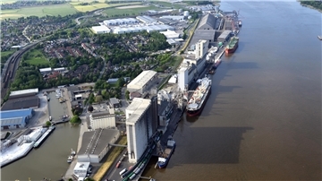 Der Braker Hafen ist ein abgeschotteter Bereich - wer nicht eingeladen ist, kommt nicht rein. Das gilt auch für die Veranstaltung zur Weservertiefung, zu der zwei Landesminister erwartet werden.