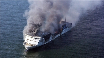 Das brennende Fährschiff „Lisco Gloria" treibt am 9. Oktober 2010 auf der Ostsee vor der dänischen Küste. 
