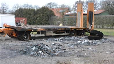 Der Brandort ist immer noch deutlich zu erkennen, sechs Fahrzeuge sind den Flammen in Westeresch zum Opfer gefallen.
