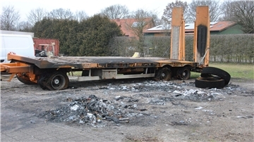 Der Brandort ist immer noch deutlich zu erkennen, sechs Fahrzeuge sind den Flammen in Westeresch zum Opfer gefallen.