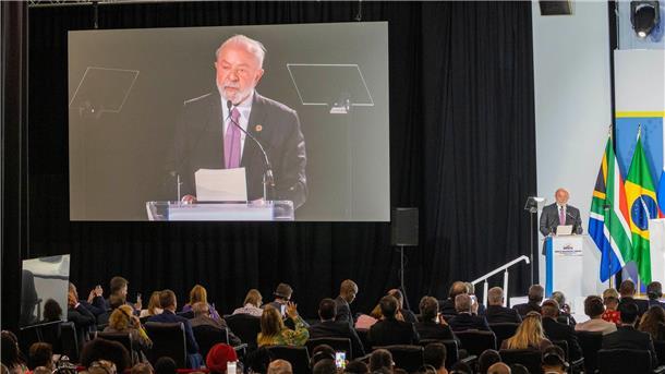 Brasilien und Südafrika dringen auf Ende des Ukraine-Kriegs Der brasilianische Präsident Luiz Inácio Lula da Silva spricht sich für ein schnelles Ende des Ukraine-Konflikts aus.