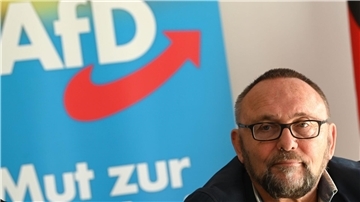 AfD-Politiker Frank Magnitz vor AfD-Fahne