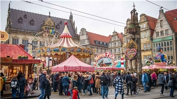 Der Bremer Freimarkt auf dem Marktplatz wurde eröffnet.