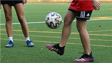 Der Bremer Fußball-Verband will mehr Mädchen für den Fußball begeistern.