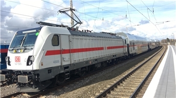 Intercity-Zug am Bahnsteig.