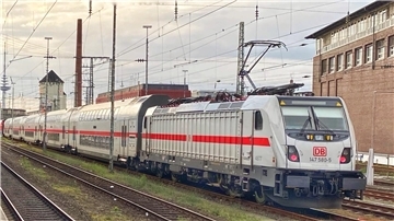 Zug im Bahnhof