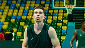 Der Bremerhavener Adrian Breitlauch spielt zurzeit in Ruanda Basketball.
