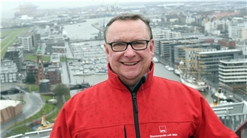 Mann in roter Jacke und mit Brille, lächelnd: Der Bremerhavener Bundestagsabgeordnete Uwe Schmidt (SPD) übernimmt den Vorsitz im Bundesfinanzierungsgremium, das unter anderem die Schuldenaufnahme des Bundes kontrolliert.