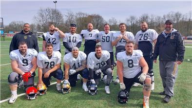 Der Bremerhavener Gerrit Meister (hinten, links) hat als Mitglied des Trainerstabes schon an zwei Lehrgängen der American-Football-Nationalmannschaft teilgenommen.