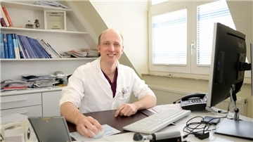 Der Bremerhavener Hautarzt Dr. Volker Meyer kämpft mit negativen Bewertungen im Internet. Wer 80 Patienten am Tag versorge und dann noch im Netz beleidigt werde, komme an seine Grenzen. „Das ist frustrierend“, sagt Meyer.