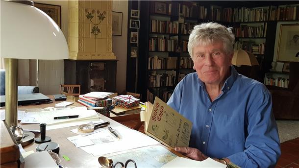 Dr. Manfred Ernst, Historiker und ehem. Rechtsanwalt in Bremerhaven, an seinem Schreibtisch 