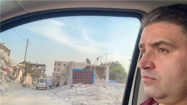 Der Bremerhavener Internist und Hausarzt Dr. Niazi Habash (42) zeigt am Tag nach seiner Rückkehr aus der nordsyrischen zerstörten Stadt Jindayris die Lage in seiner Heimatregion. Was das Erdbeben zerstört hat, dokumentierte der Arzt auf seiner ersten Fahrt durch die Hauptstraße.