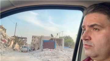 Der Bremerhavener Internist und Hausarzt Dr. Niazi Habash (42) zeigt am Tag nach seiner Rückkehr aus der nordsyrischen zerstörten Stadt Jindayris die Lage in seiner Heimatregion. Was das Erdbeben zerstört hat, dokumentierte der Arzt auf seiner ersten Fahrt durch die Hauptstraße.