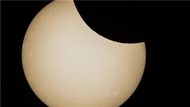 Der Bremerhavener Kjell Mülling hat die partielle Sonnenfinsternis vom Deich aus mit seinem Teleskop beobachtet und mit seiner Spezialkamera fotografiert. Die Aufnahme beinhaltet circa 1500 Bilder in einem Foto. Die schwarzen Flecken sind Sonnenflecken (Kältepunkte der Sonne). „Ebenso kann man sehr gut die Oberfläche der Sonne mit ihren Sonneneruptionen erkennen“, so der Hobbyastronom.