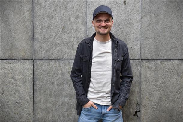 Ein Mann lächelt in die Kamera