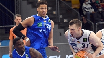 Der Bremerhavener Maurice Pluskota (Mitte), in dieser Szene unter dem Korb mit Eisbären-Center Robert Oehle, beendet nach sechs Jahren das Kapitel Karlsruhe. 