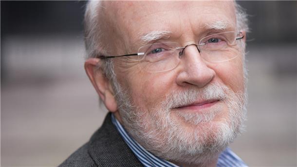 Ein Mann mit Brille schaut in die Kamera. Es ist der Bremerhavener Klimaforscher Hans-Otto Pörtner.