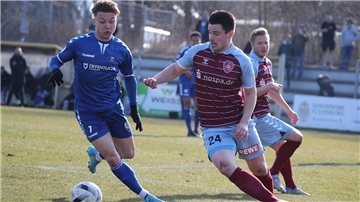 Der Bremerhavener Rafael Brand (links) hat sein erstes Tor in der 3. Liga erzielt.