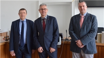 Der Bremervörder Amtsgerichtdirektor Helmut Claudé (links) und der Amtsgericht-Geschäftsleiter Michael Pollert (rechts) freuten sich über den Besuch des niedersächsischen Justizstaatssekretärs Dr. Michael Smollich im Bremervörder Amtsgericht.
