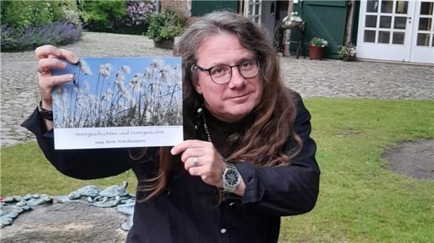 Der Bremervörder Autor Thorsten Penz präsentiert das Buch "Moorgeschichten und Moorgedichte aus dem Nordwesten".