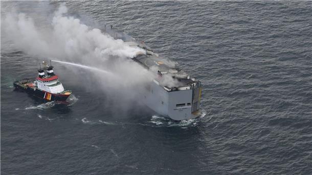 Der brennende Frachter „Fremantle Highway“ in der Nordsee. Links im Bild ist der deutsche Notschlepper „Nordic“ zu sehen, der das Feuer auf dem Frachter bekämpft.