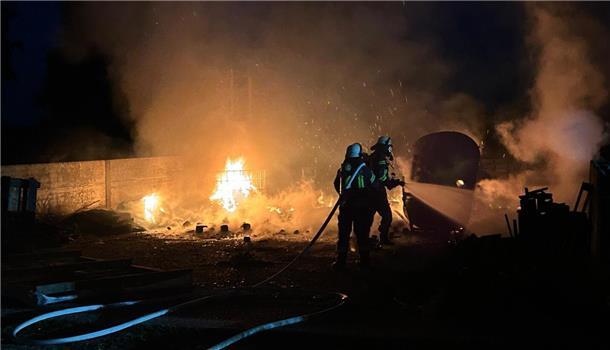 Feuer mitten in der Nacht in Parnewinkel: Brandursache unklar Der brennende Haufen konnte schnell gelöscht werden.