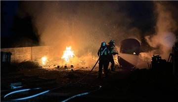 Feuer mitten in der Nacht in Parnewinkel: Brandursache unklar Der brennende Haufen konnte schnell gelöscht werden.