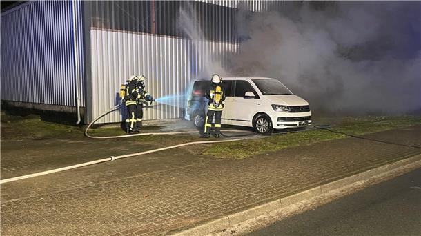 Großfeuer in Sittensen: Polizei geht jetzt von Brandstiftung aus Der brennende VW-Bus in Weertzen
