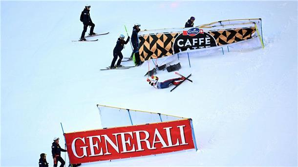 Kurioser Abflug bei Ski-WM: Brite in den Banden Der Brite Calum Langmuir stürzte im Team-Event der alpinen Ski-WM, blieb aber unverletzt.
