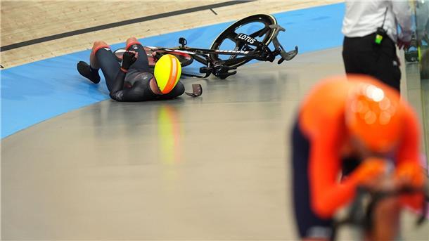 Der Brite Oliver Wood stürzt nach einer Kollision im Madison-Finale der Männer.