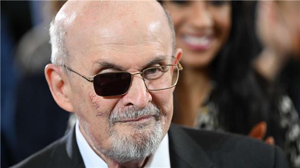 Salman Rushdie verarbeitet Attentat in neuem Buch Der britisch-indische Autor Salman Rushdie veröffentlicht heute sein jüngstes Buch „Knife“, in dem er ein auf ihn verübtes Attentat und dessen Folgen literarisch verarbeitet.