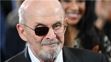 Der britisch-indische Autor Salman Rushdie veröffentlicht heute sein jüngstes Buch „Knife“, in dem er ein auf ihn verübtes Attentat und dessen Folgen literarisch verarbeitet.
