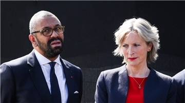 Der britische Innenminister James Cleverly mit seiner Frau Susannah Cleverly.