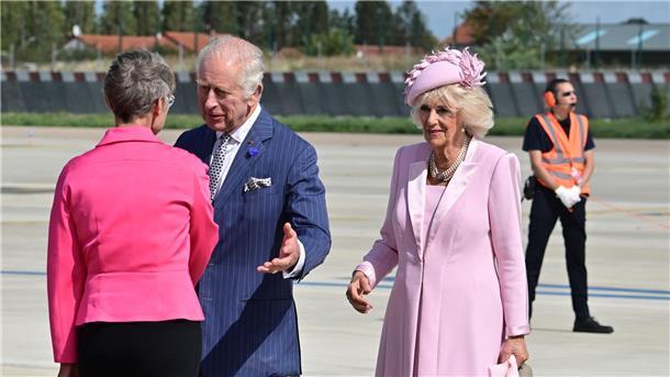 Frankreich begrüßt britisches Königspaar zu Staatsbesuch Der britische König Charles III. und Königin Camilla werden von der französischen Premierministerin Elisabeth Borne (l) auf dem Flughafen Orly südlich von Paris empfangen.