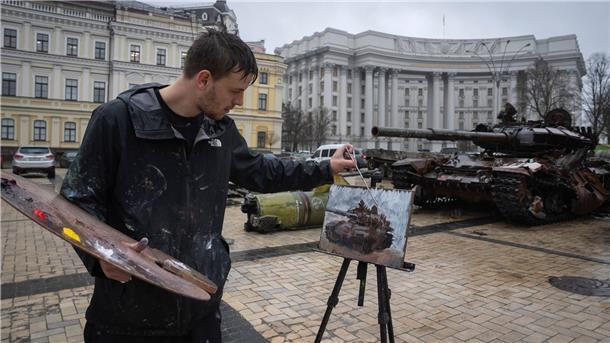 Krieg gegen die Ukraine: So ist die Lage Der britische Künstler Max Denison-Pender malt in Kiew eine Ausstellung beschädigter russischer Panzer.
