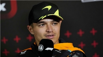 Der britische McLaren-Pilot Lando Norris spricht während einer Pressekonferenz.