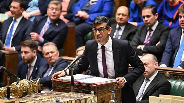 Der britische Premier Rishi Sunak muss im Unterhaus Rede und Antwort stehen.