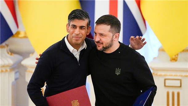 Krieg gegen die Ukraine: So ist die Lage Der britische Premierminister Rishi Sunak (l) umarmt den ukrainischen Präsidenten Wolodymyr Selenskyj, nach der Unterzeichnung eines Sicherheitsabkommens.