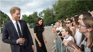 Der britische Prinz Harry und seine Frau Meghan sprechen in einer Netflix-Doku über ihr schwieriges Verhältnis zum britischen Königshaus.