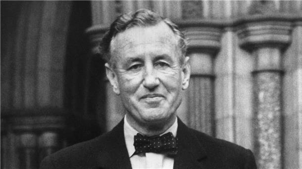 Diskussion um Änderungen an den „James Bond“-Romanen Der britische Schriftsteller Ian Fleming (1963) ist geistiger Vater von James Bond.