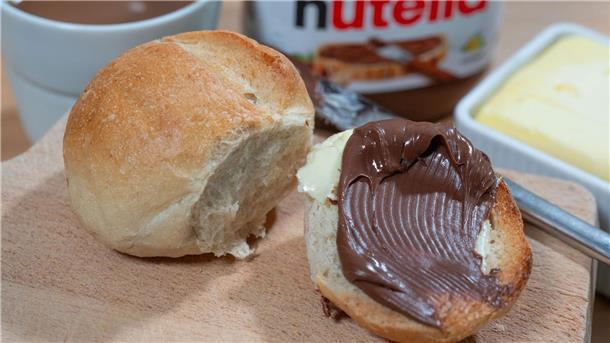 Die, der, das, mit oder ohne? Nutella wird 60 Der Brotaufstrich Nutella wird 60. Im italienischen Alba lief am 20. April 1964 das erste Glas vom Band.