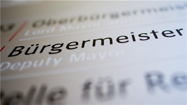 Der Bürgermeister der Gemeinde Estorf im Landkreis Nienburg ist nach eigenen Angaben wegen rechtsextremer Anfeindungen zurückgetreten.