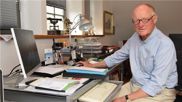 Der Bürgermeister der Gemeinde Rhade, Hanjürgen Grabner, am heimischen Arbeitsplatz.