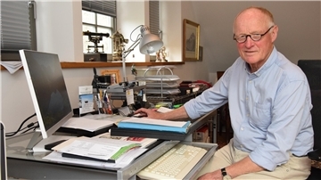 Der Bürgermeister der Gemeinde Rhade, Hanjürgen Grabner, am heimischen Arbeitsplatz.