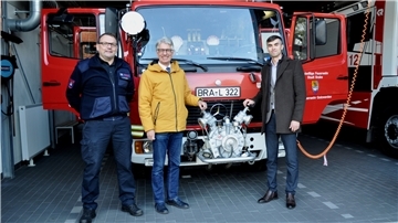 Der Bürgermeister der ukrainischen Stadt Schazk, Serheii Karpuk (rechts) besuchte gemeinsam mit Bürgermeister Michael Kurz (Mitte) die Stützpunktfeuerwehr Golzwarden und ließe sich vom kommissarischen Ortsbrandmeister Christian Freels informieren. Das in Golzwarden ausgediente Fahrzeug wird an die ukrainische Gemeinde Schazk übergeben.