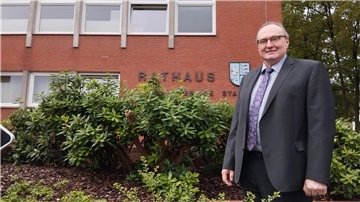 Mann vor Rathaus