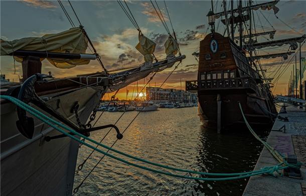 Der Bug des Seglers „Pascual Flores“ und das Heck der „El Galeon“ in der Abendsonne. Fotografiert vom Thomas Damson, in Instagram thomasdamsonfotografie.