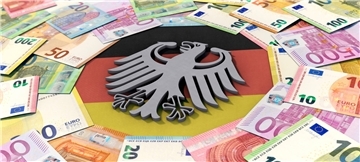 Geldscheine um den Bundesadler drapiert.